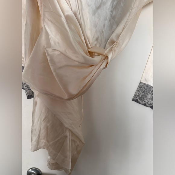 New LA PERLA SILK Elegant Cream and Gray Lace Trim Robe - Picture 11 of 12